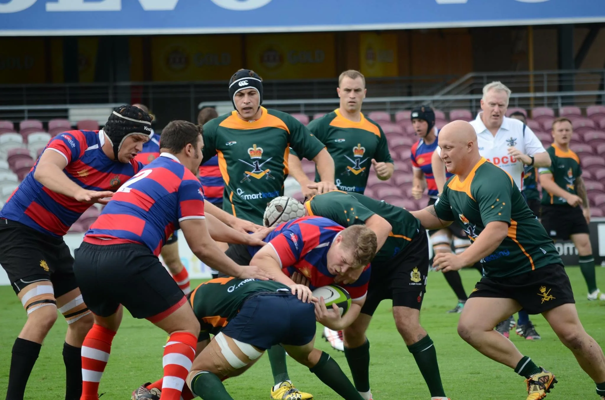 A maul driving forward at a club rugby fixture.